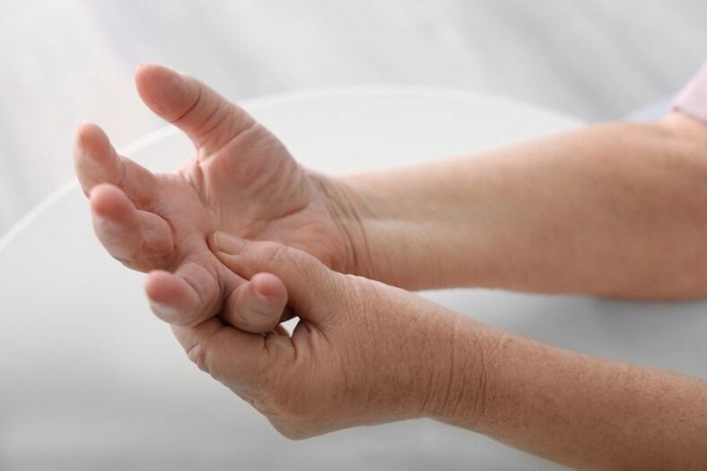 يعد الألم في اليدين والأصابع من الأعراض الشائعة لداء عظمي غضروفي عنق الرحم
